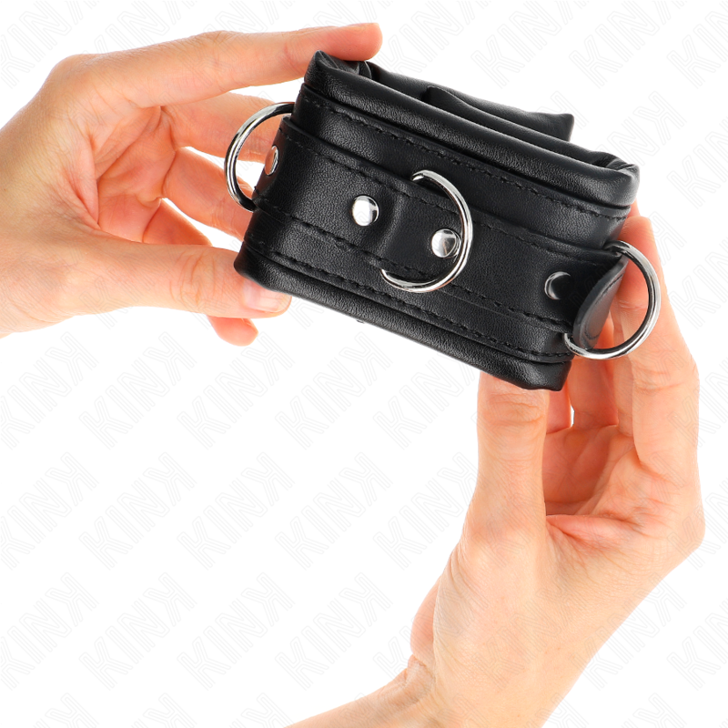 Kink - Heavy Wrist Restraints With Black Fur Lined Adjustable 20-30 Cm X 6 Cm KINK - HEAVY WRIST RESTRAINTS WITH BLACK FUR LINED ADJUSTABLE 20-30 CM X 6 CM